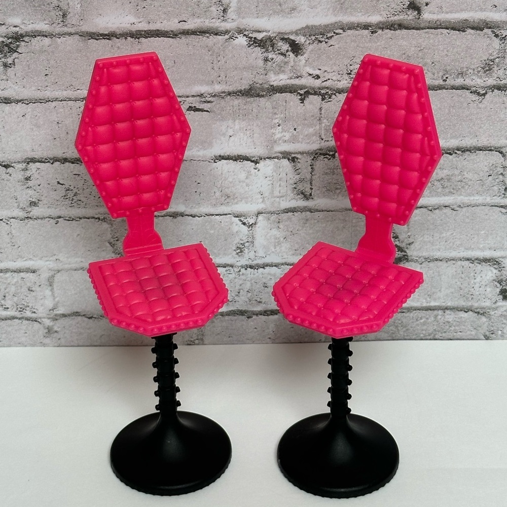 Monster High Deluxe Skeleton High Back Pedestal Chair Stool Pink Black